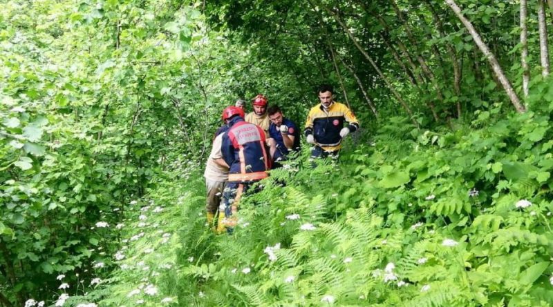 Balkondan düştü, 100 metrelik dik yamaçta yuvarlandı