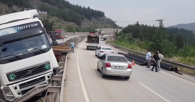 Bariyerleri kırıp refüje girdi : Ölümden döndüler!