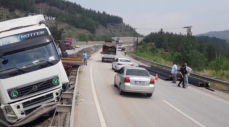Bariyerleri kırıp refüje girdi : Ölümden döndüler!