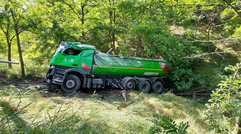 Başakşehir’de İBB’ye ait tanker şarampole yuvarlandı: 2 yaralı