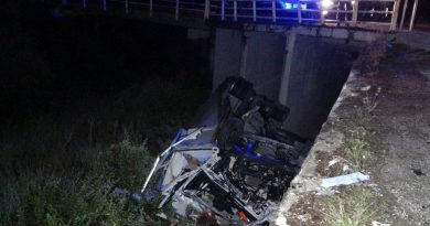 Başka bir kamyona çarpan kamyon 10 metre yükseklikten dereye uçtu