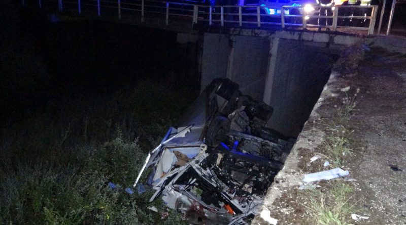 Başka bir kamyona çarpan kamyon 10 metre yükseklikten dereye uçtu