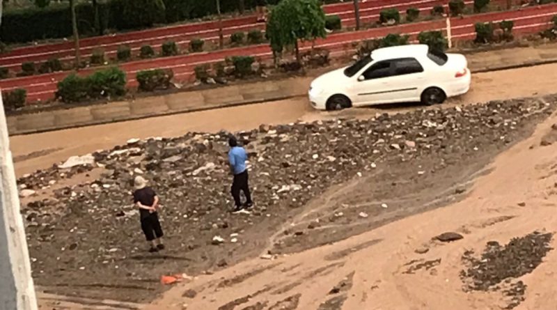 Başkent'te araçlar sele kapıldı