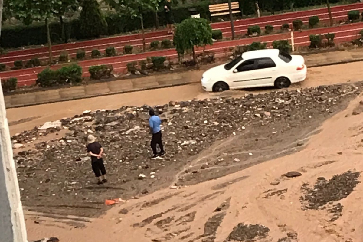 Başkent'te araçlar sele kapıldı