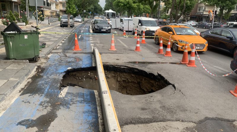 Başkent'te sağanak yağış sonrası yol çöktü