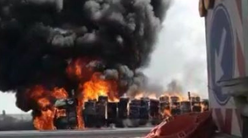 Başkent'te saman yüklü tır alev topuna döndü