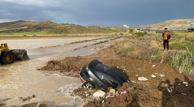 Başkent'te selin sürüklediği iki araç toprak altında kaldı