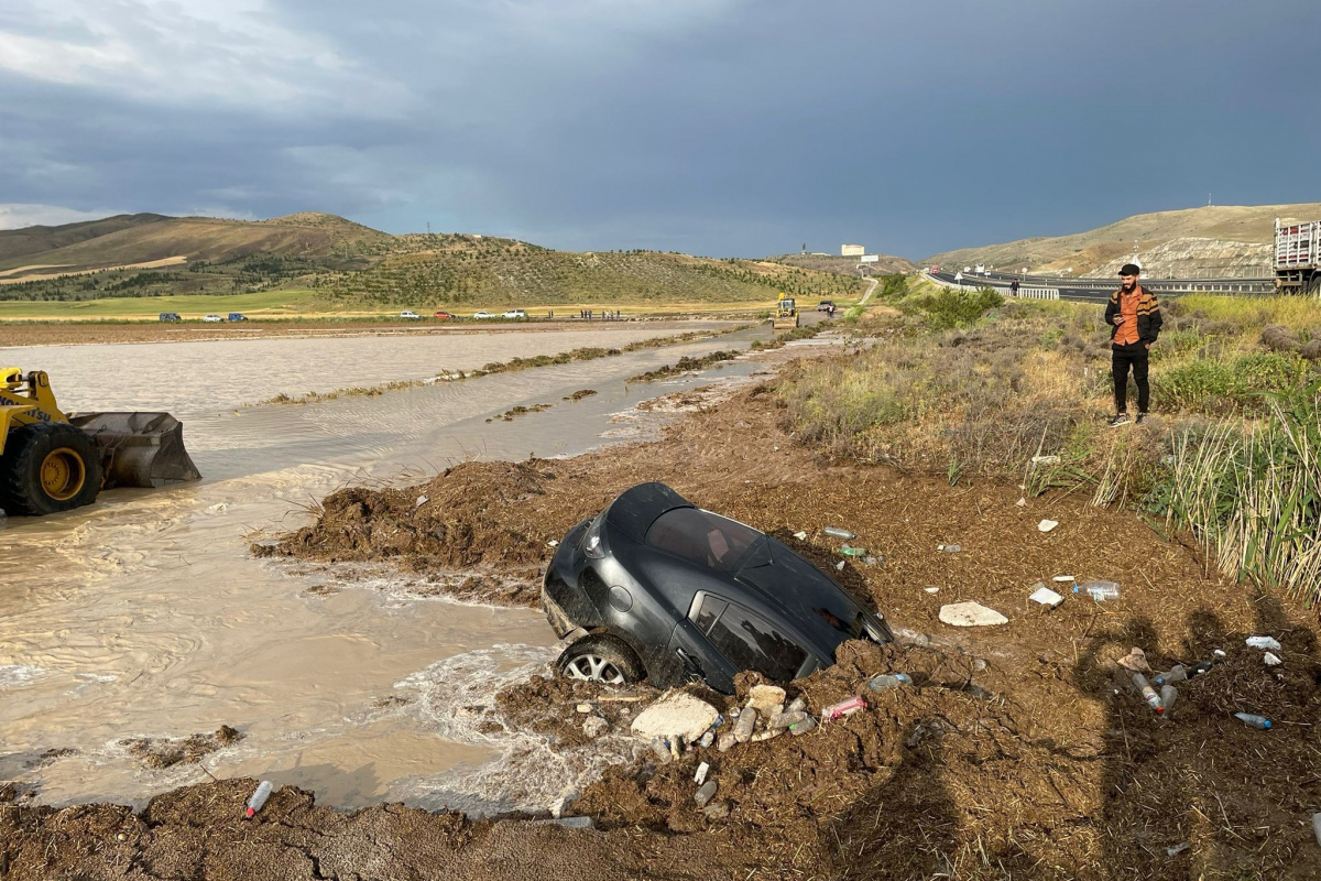 Başkent'te selin sürüklediği iki araç toprak altında kaldı