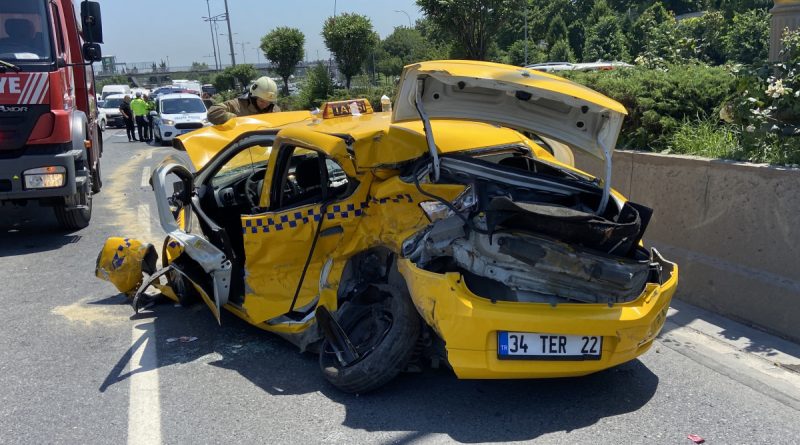 Bayrampaşa’da 5 aracın karıştığı zincirleme kaza: 3 yaralı