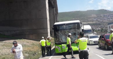 Belediye otobüsü ile tanker çarpıştı, 11 yolcu yaralandı