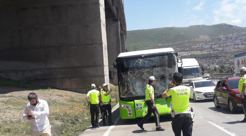 Belediye otobüsü ile tanker çarpıştı, 11 yolcu yaralandı