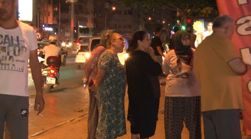 Berber dükkanındaki yangın apartman sakinlerini sokağa döktü