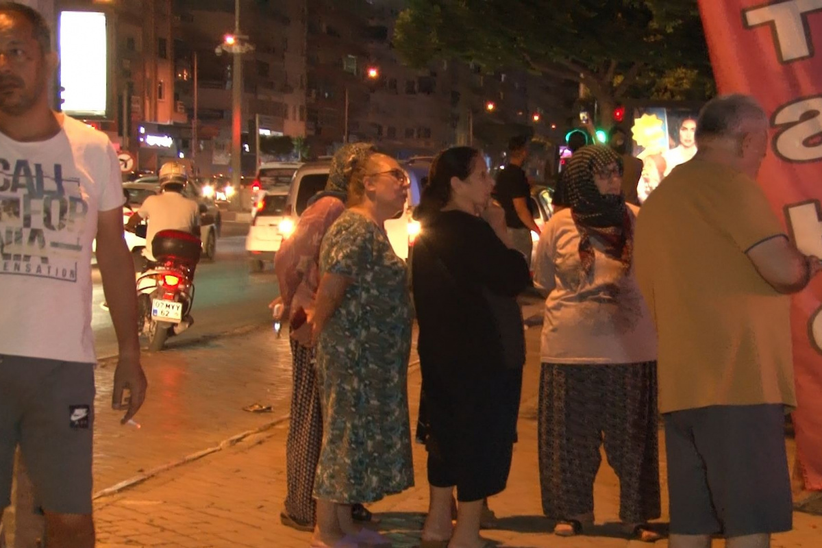 Berber dükkanındaki yangın apartman sakinlerini sokağa döktü