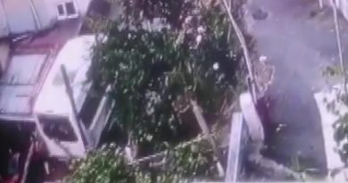 Beykoz’da minibüs yokuş aşağı kaydı, çocuklar saniyelerle kurtuldu