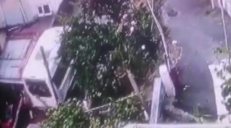 Beykoz’da minibüs yokuş aşağı kaydı, çocuklar saniyelerle kurtuldu