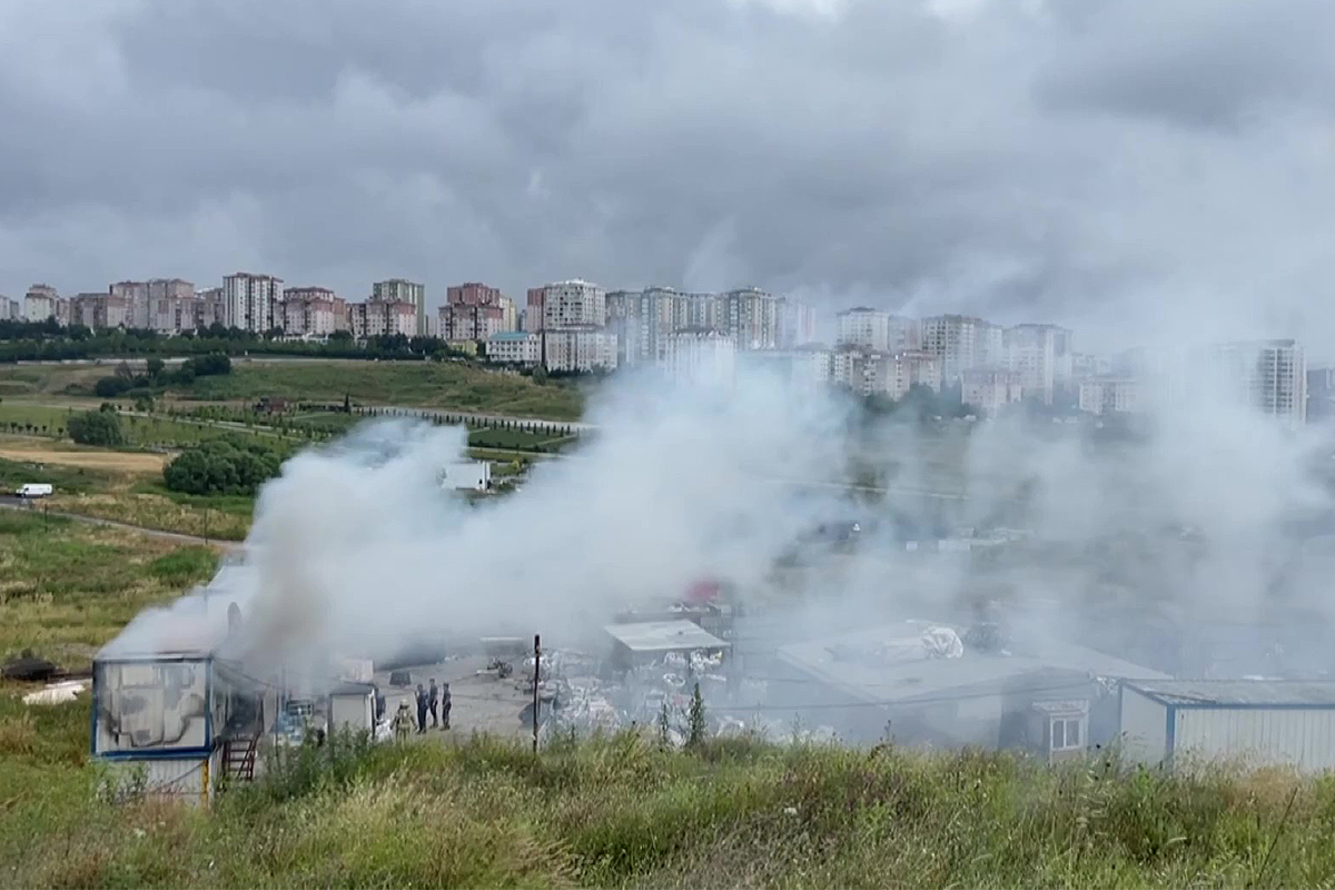 Beylikdüzü'nde hurdacıda yangın