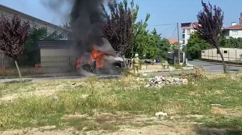 Beylikdüzü’nde seyir halindeki cip alev topuna döndü