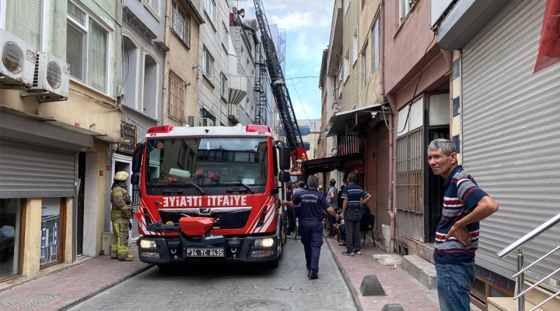 Beyoğlu’nda 5 katlı hotelin çatısı alev alev yandı