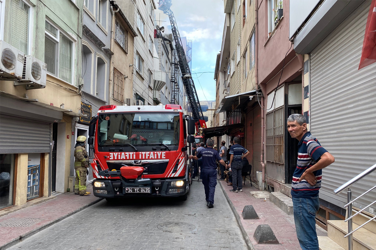 Beyoğlu’nda 5 katlı hotelin çatısı alev alev yandı