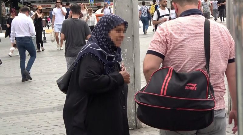 Beyoğlu’nda boş 'İstanbul kartla' ile duygu sömürüsü yapan dilenciye suçüstü