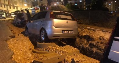 Bilecik’te sağanak sonrası yol çöktü, 5 araç hasar gördü