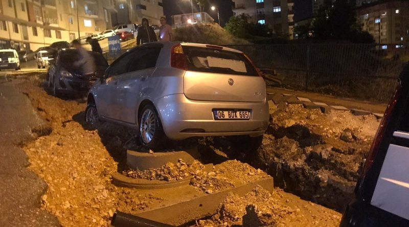 Bilecik’te sağanak sonrası yol çöktü, 5 araç hasar gördü