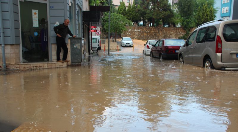 Bilecik'te sağanak yağış etkili oldu