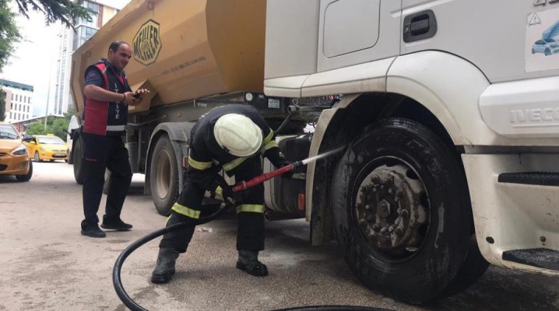Bilecik'te seyir halindeki kamyon alev aldı