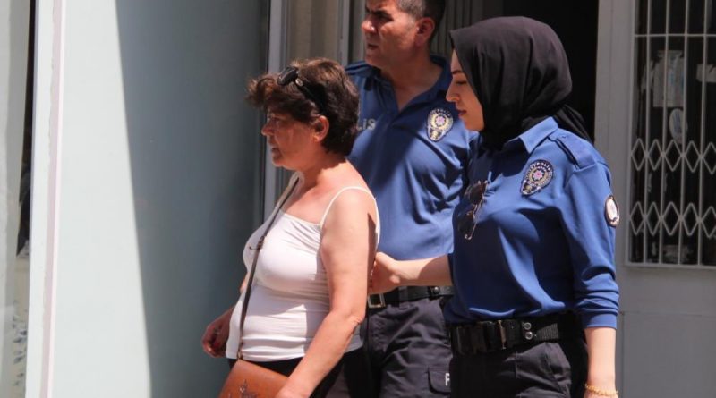 Bir gün önce eşyaları aşağı attığı balkondan sabah düşerek öldü