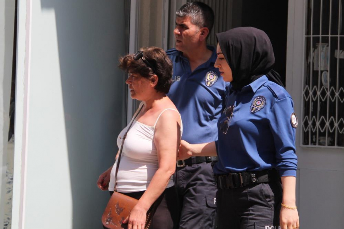 Bir gün önce eşyaları aşağı attığı balkondan sabah düşerek öldü