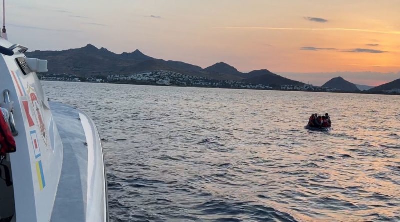 Bodrum'da 16 düzensiz göçmen kurtarıldı, 14'ü yakalandı