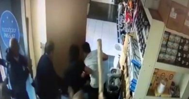 Boksöre sopalı saldırı