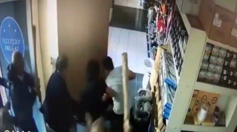 Boksöre sopalı saldırı