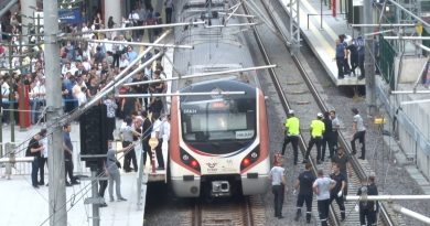 Bostancı’da tren raylarına atlayan genç hayatını kaybetti
