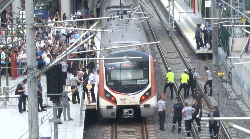 Bostancı’da tren raylarına atlayan genç hayatını kaybetti