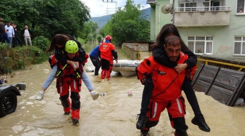 Bozkurt sel altında: Evlerinde mahsur kalanlar kurtarılıyor