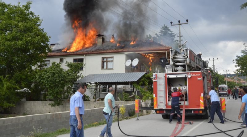 Burdur'da evin çatısını saran alevler paniğe sebep oldu