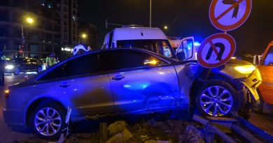 Bursa'da işçi servisi ile otomobil kafa kafaya çarpıştı: 6 yaralı