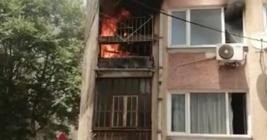 Bursa'da korkutan yangında mahsur kalanları kapıyı kırarak kurtardılar
