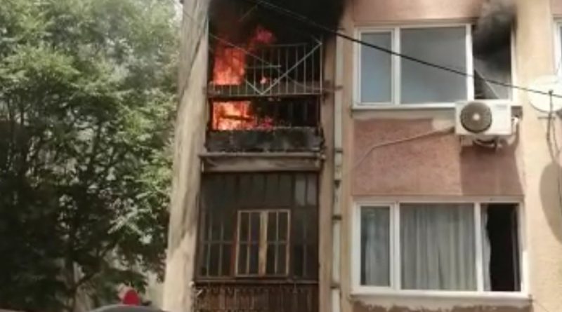 Bursa'da korkutan yangında mahsur kalanları kapıyı kırarak kurtardılar