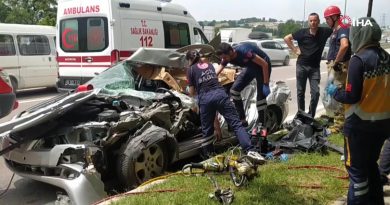 Bursa'da otomobil hurda yığınına döndü: 2 ölü 3 yaralı