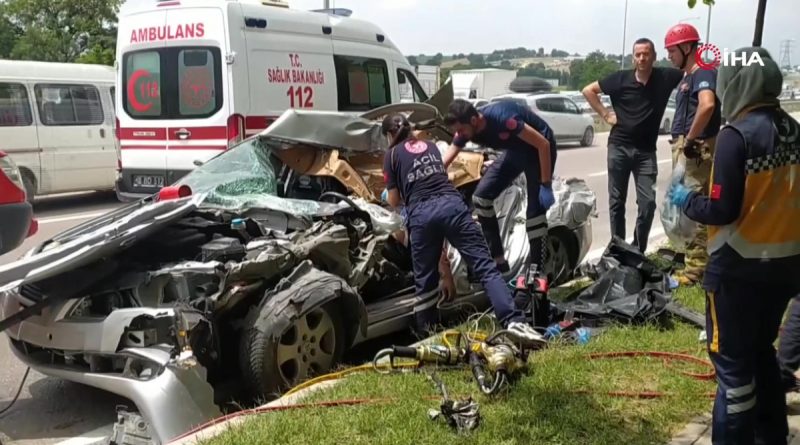 Bursa'da otomobil hurda yığınına döndü: 2 ölü 3 yaralı