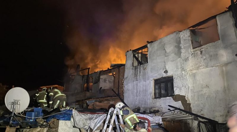 Bursa'da tekstil atölyesinde yangın çıktı: 2 ev kül oldu