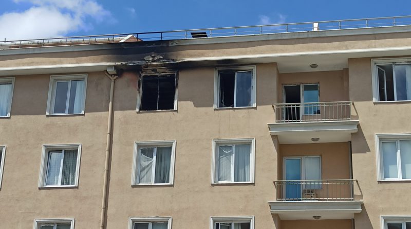 Büyükçekmece’de 5 katlı binada çıkan yangın paniğe neden oldu