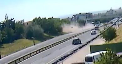 Büyükçekmece'de otomobil otobüs durağındaki öğrencilerin arasına daldı: 2 ölü, 14 yaralı