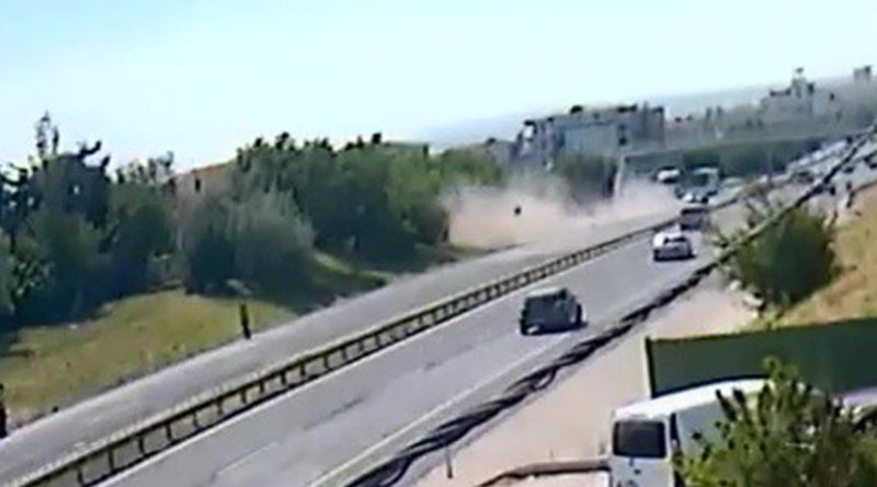 Büyükçekmece'de otomobil otobüs durağındaki öğrencilerin arasına daldı: 2 ölü, 14 yaralı