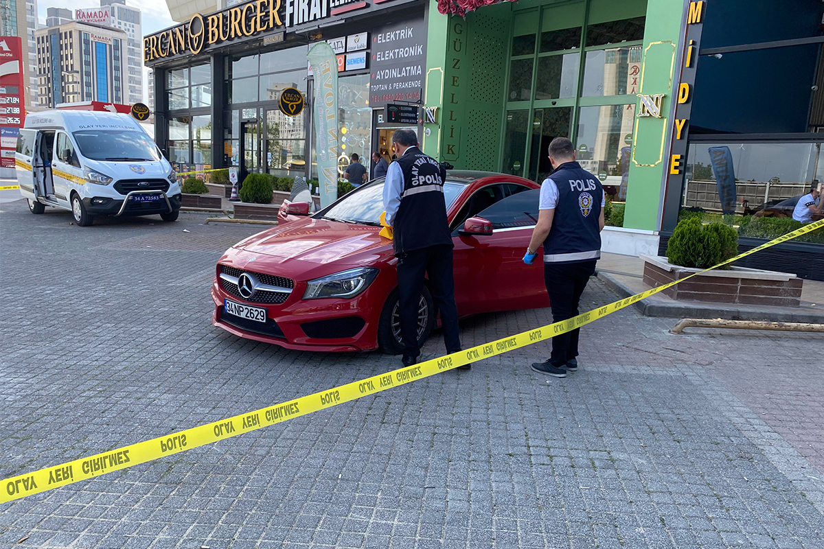 Büyükçekmece'den silah sesleri yükseldi, lüks araç ve iş yerleri zarar gördü