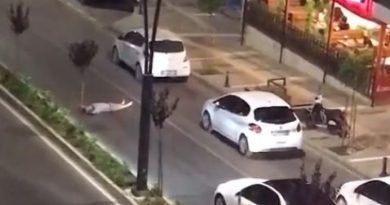 Cadde ortasına yatarak araçların geçişine izin vermeyen alkollü şahsın rahat tavırları pes dedirtti