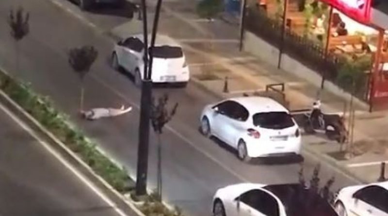 Cadde ortasına yatarak araçların geçişine izin vermeyen alkollü şahsın rahat tavırları pes dedirtti