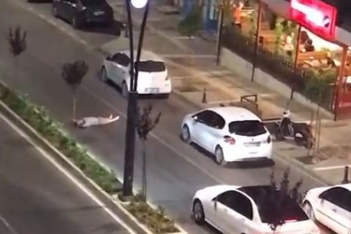 Cadde ortasına yatarak araçların geçişine izin vermeyen alkollü şahsın rahat tavırları pes dedirtti